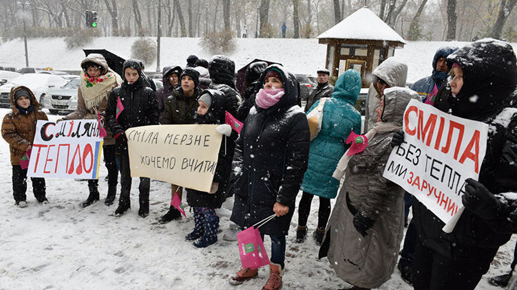 Замерзшие жители города Смела требуют немного тепла у Кабинета министров Украины, фото: РИА Новости