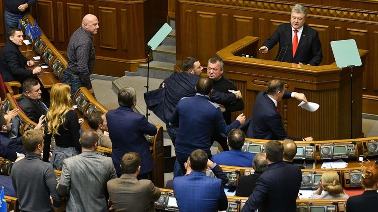 New York Times проиллюстрировал материал красноречивой фотографией с заседания парламента, на котором Порошенко призывал проголосовать за военное положение. 
