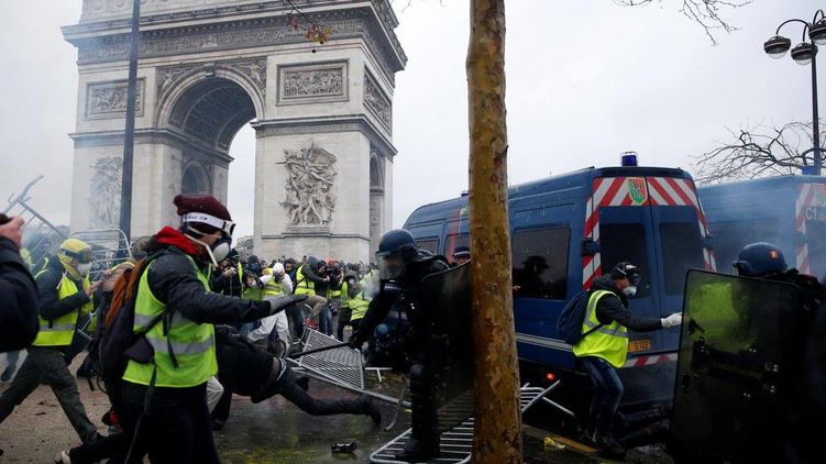 В центре Парижа продолжаются бои между противниками президента Макрона и полицией. Источник фото: Facebook