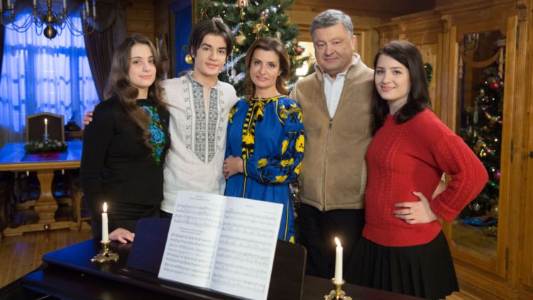 Петр Порошенко и его семья отмечают католическое рождество. Фото 2017 года