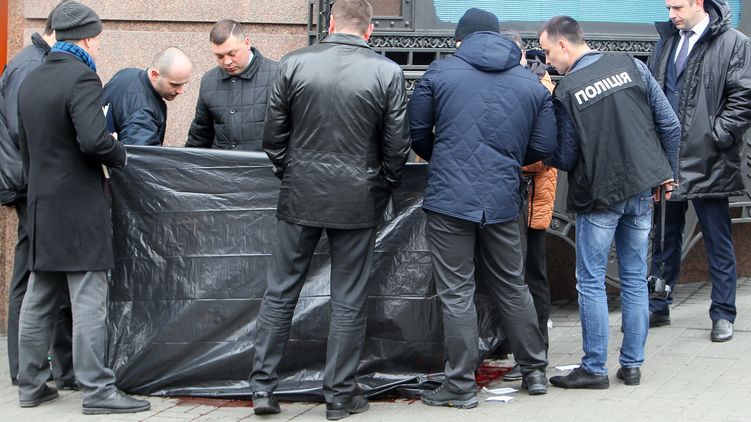 Силовики осматривают тело убитого Дениса Вороненкова, источник фото: tass.ru