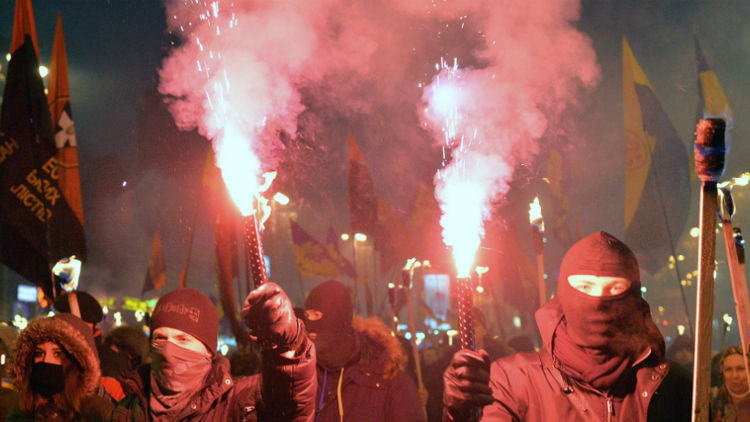 В западных СМИ в статьях об Украине все чаще появляются устрашающие фото с парнями в масках и факелами. Источник фото: Facebook 