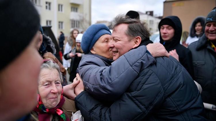 Олег Ляшко обнимается с бабушкой в Ровно, фото: facebook.com
