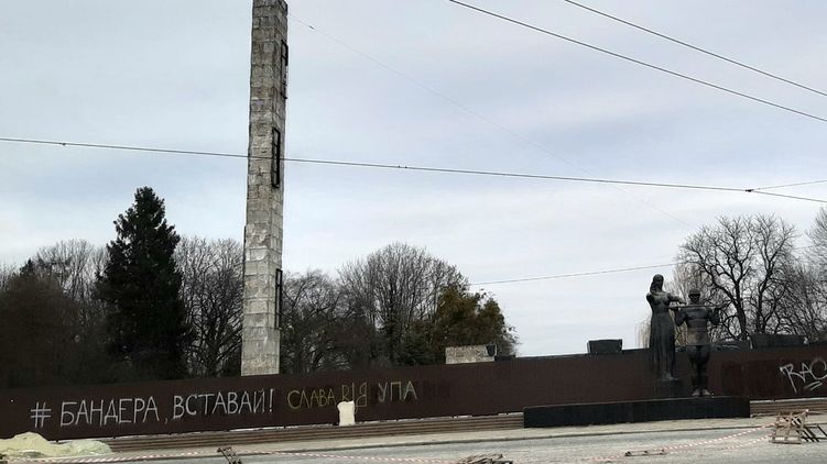 Памятник перед сносом обнесли забором и расписали бандеровскими лозунгами. Фото: Галина Чайка