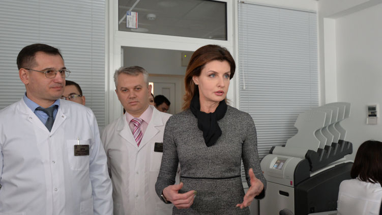 Марина Порошенко 23 февраля наведывалась в онкологический центр во Львове, где трудится Олег Дуда (на фото слева), который нынче выступил в поддержку президента. Фото:  Гал-инфо. 