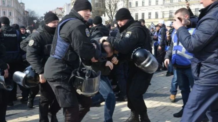 Перед маршем радикалы затеяли потасовку, фото: РБК-Украина