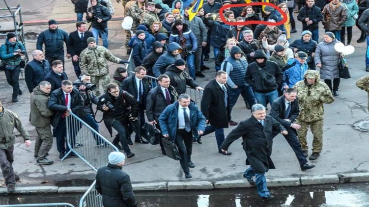 Порошенко быстро ретируется с места проведения митинга в Житомире, куда пришли представители 