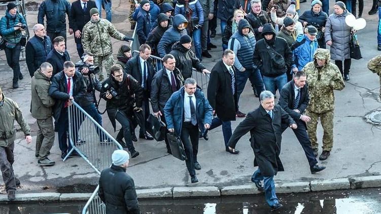 Петр Порошенко спешно покидает митинг в Житомире, фото: facebook.com
