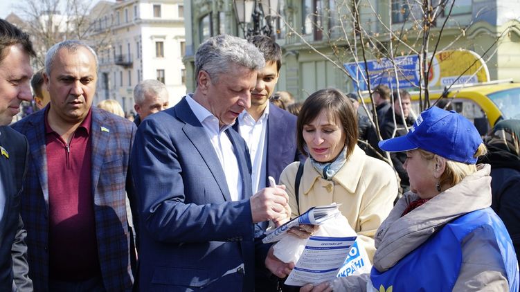 Высокий результат Юрия Бойко (в центре) на выборах президента дает фору в парламентской кампании, фото: platform.org.ua