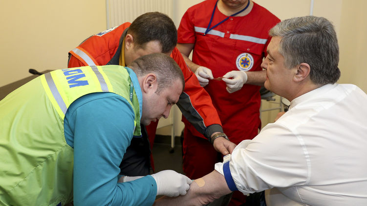 У Петра Порошенко берут анализ крови, фото: president.gov.ua