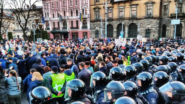 Во время митинга Порошенко перед первым туром во Львове согнали много спецназа, что возмутило многих, в том числе и мэра. Источник фото: Facebook