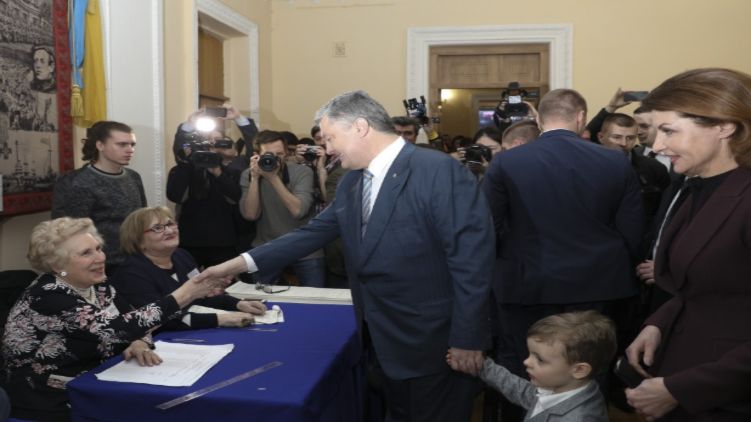 В Киеве президент проголосовал со всей семьей, фото: president.gov.ua