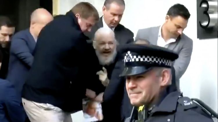 Джулиан Ассанж с бородой стал похож на Карла Маркса