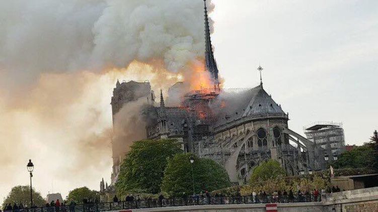 Пожар в Париже в Нотр Даме 15 апреля