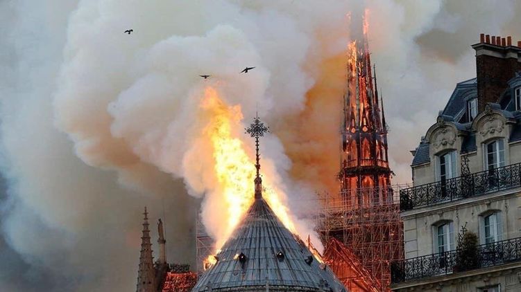 В жутком пожаре в Соборе парижской Богоматери перед католической Пасхой увидели дурной знак. Источник фото: Facebook