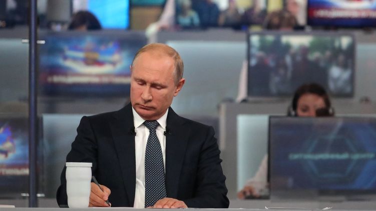 Владимир Путин во время прямой линии слушает вопрос дончан о гражданстве. Фото: сайт Кремля