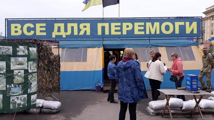 Волонтерская палатка на площади Харькова