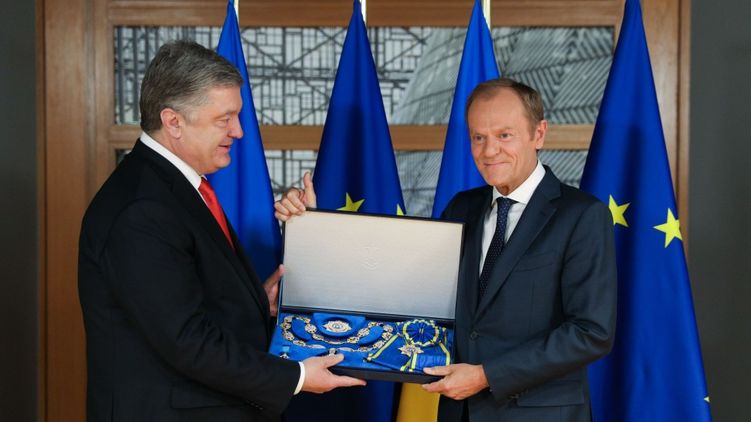 13 мая в Брюсселе Петр Порошенко наградил орденом Дональда Туска. Фото: пресс-служба президента