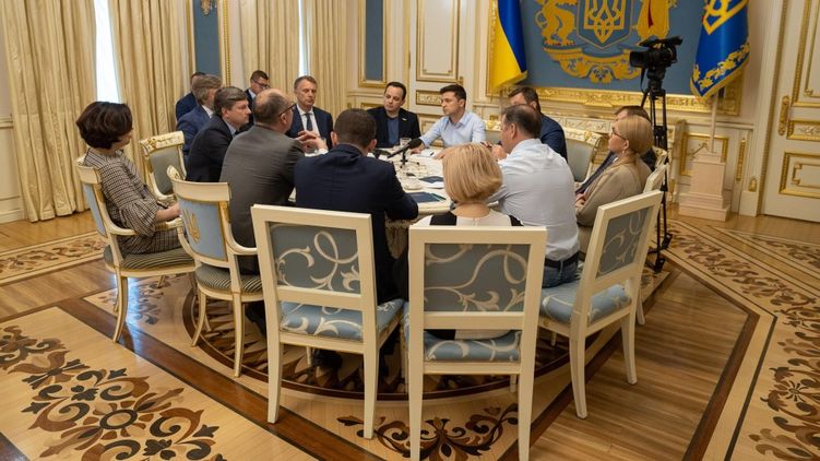 Зеленский общается с главами фракций по роспуску Рады. Фото - пресс-службы президента
