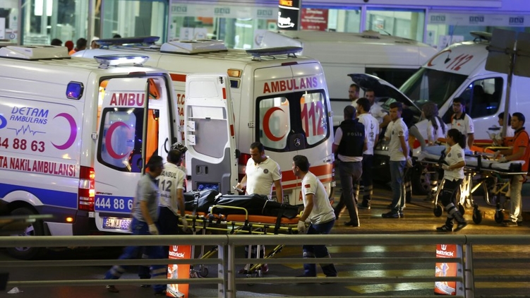 Атака международного аэропорта Ататюрк в Стамбуле унесла жизни 43 человек, фото: AJE News/Twitter