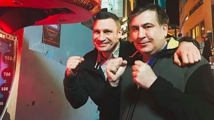Кличко подставил политическое плечо Саакашвили. Фото: 24 канал 