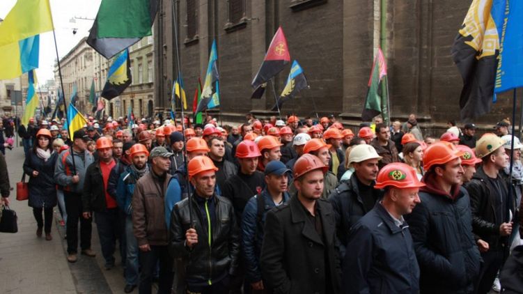 Львовские шахты остановились из-за долгов, шахтеры - на 