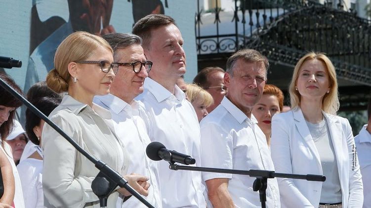 Юлия Тимошенко (крайняя слева) объединилась с новыми игроками, но получила бунт старых соратников, фото: .facebook.com/olena.kondratiuk