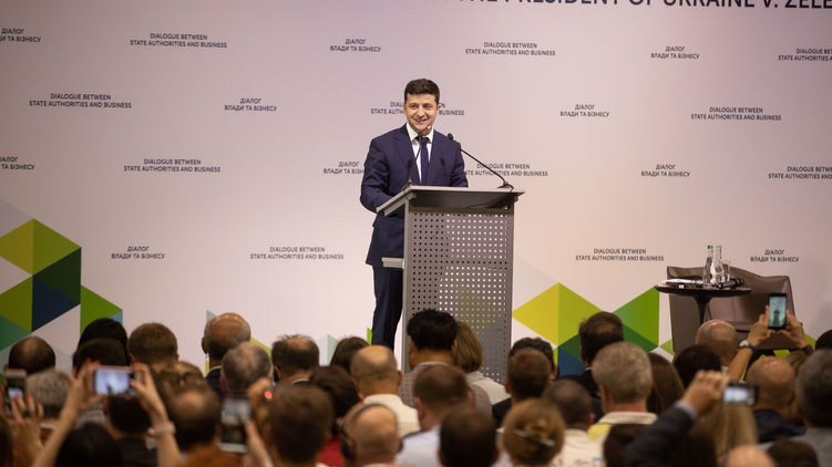 Президент Владимир Зеленский (в центре) говорит о новых подходах в работе с крупным бизнесом, но действует по старинке, фото: president.gov.ua