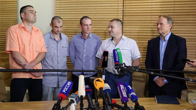 После прямых переговоров Медведчука (крайний справа) с лидерами сепаратистов в Киев вернулись четверо пленных. Фото: Тасс