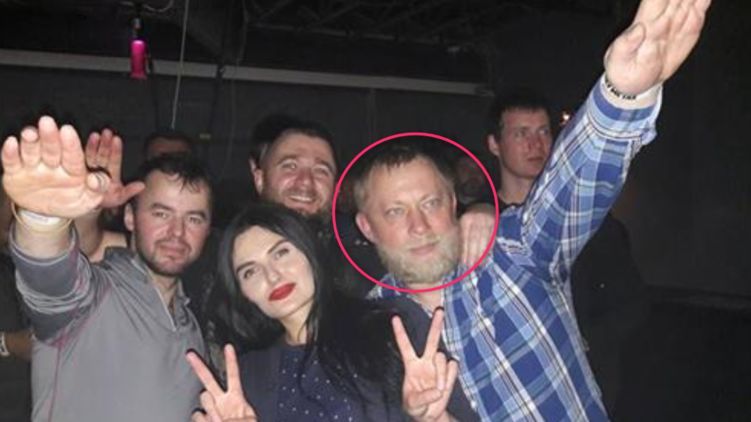 Алексей Цымбалюк (первый справа), избивший журналиста 