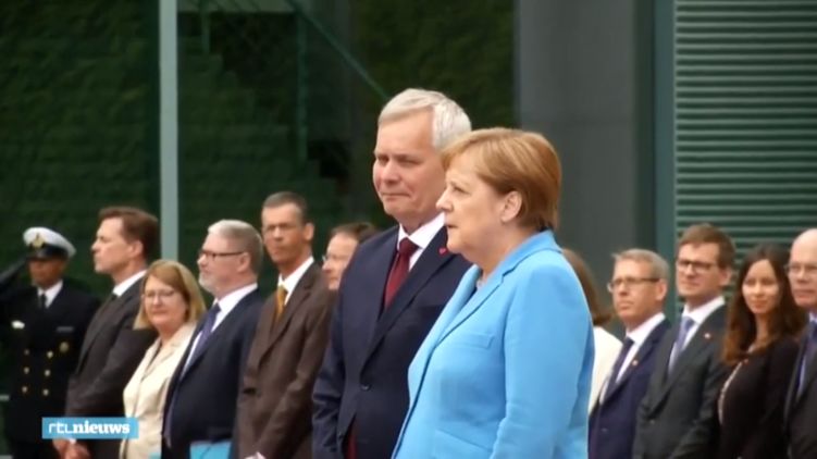 Ангела Меркель едва сдерживала дрожь 10 июля во время встречи с премьер-министром Финляндии Антти Ринне