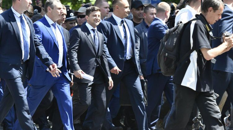 Команда Владимира Зеленского (в центре) двигается к полной власти в стране, фото: Аркадий Манн, 