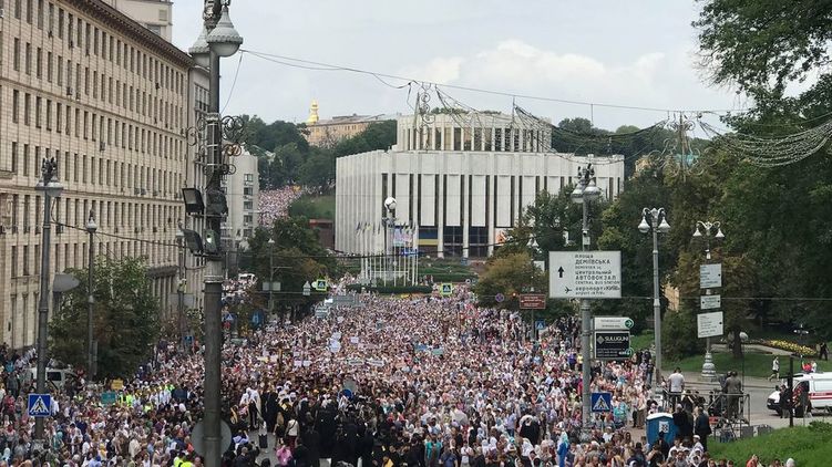 В 2018 году крестным ходом УПЦ с митрополитом Онуфрием прошли десятки тысяч верующих. Фото: Страна