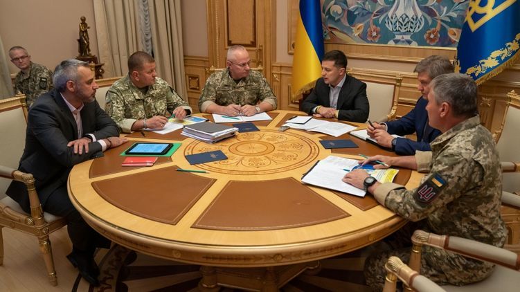 После гибели морпехов президент провел экстренное совещание с силовиками, фото: Офис президента
