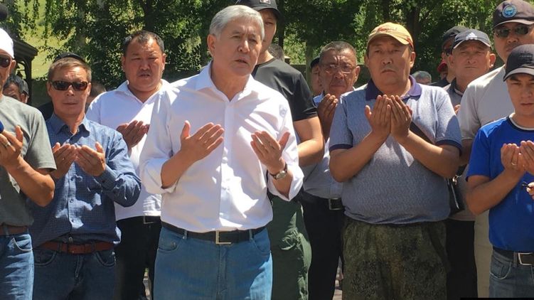 Бывший президент Атамбаев со своими сторонниками в селе Кой-Таш. Фото - Радио Свобода