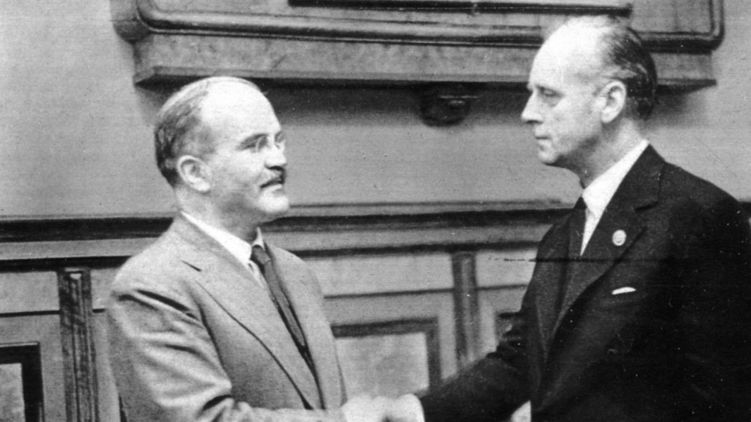 Вячеслав Молотов и Иоахим фон Риббентроп 23 августа 1939 года в Москве