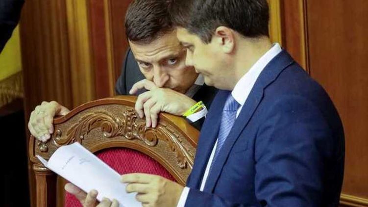 От имени президента. Рада начинает перекраивать Конституцию по желанию Владимира Зеленского. Фото: Reuters