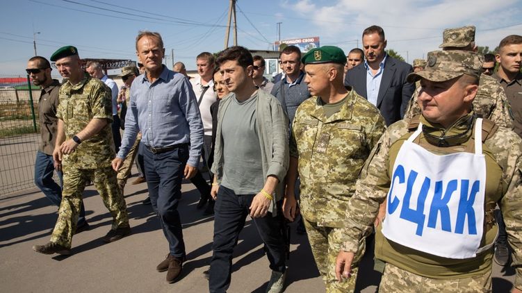 Владимир Зеленский и Дональд Туск посетили позиции ВСУ возле Станицы Луганской в июле. Фото: сайт президента