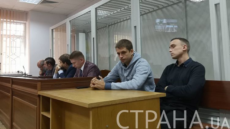 Подозреваемые в убийстве Олеся Бузины Денис Полищук (первый справа) и Андрей Медведько (второй справа). Фото: Страна