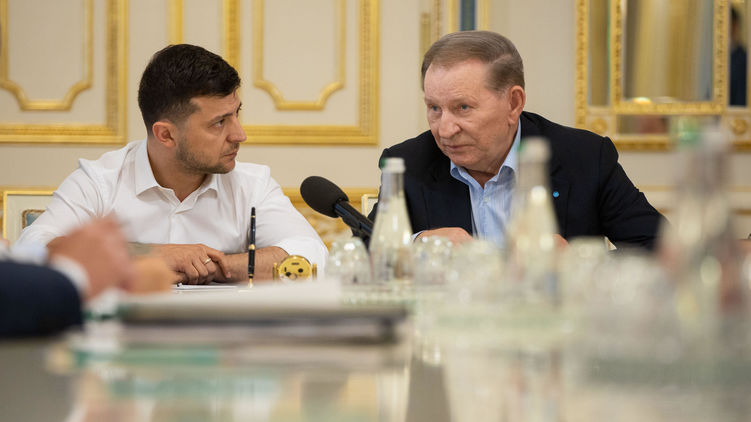 Президент Владимир Зеленский (слева) считает, что согласование Леонидом Кучмой (справа) формулы Штайнмайера поспособствует миру в Украине, фото: president.gov.ua