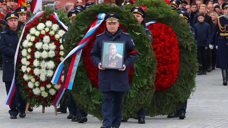 Военные несут портер Алексея Леонова. Фото: ТАСС