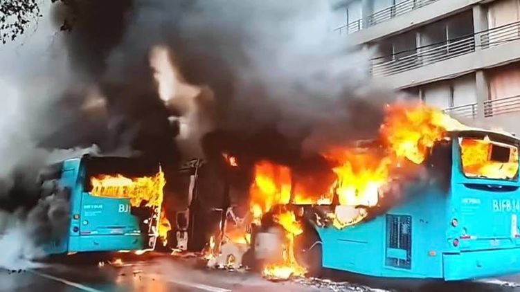 В Чили горят транспорт и здания на фоне массовых протестов против подорожания метро 