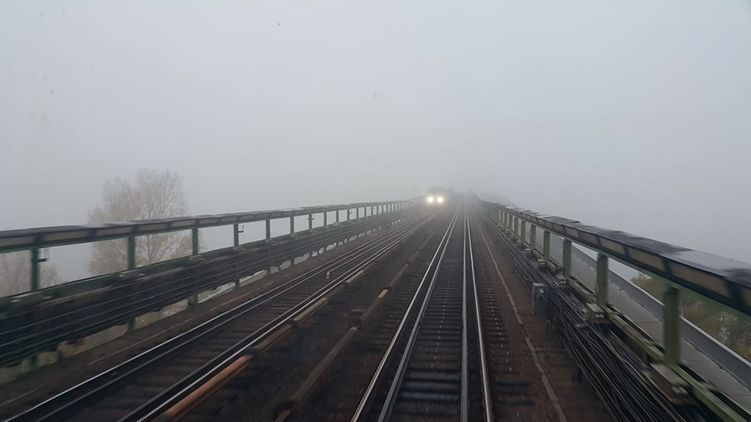 Туман в Киеве усугубляет ситуацию с загрязнением воздуха. Фото: Київський метрополітен