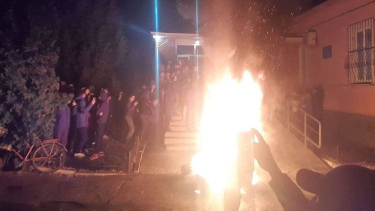 Штурм полиции Прилук местными жителями из-за гибели Дениса Чаленко. Скриншот видео