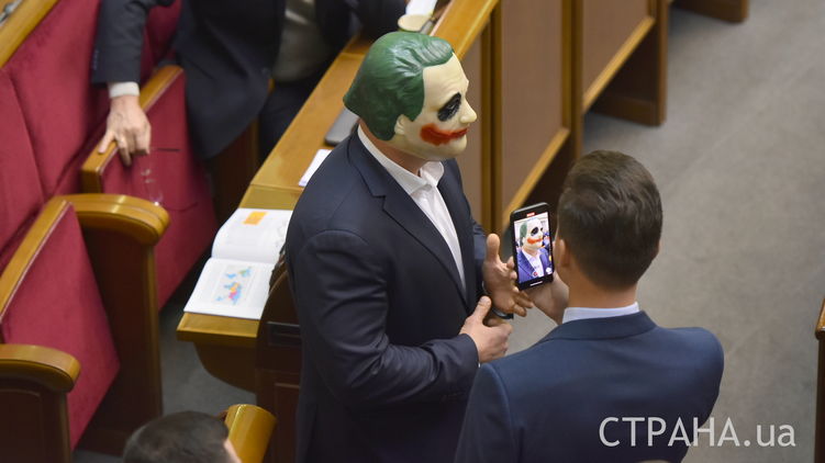 Илья Кива в маске Джокера, фото: Изым Каумбаев, 