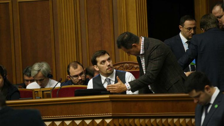 Из-за сговора мажоритарщиков премьер-министр Алексей Гончарук остался без 8 миллиардов гривен. Фото: Rada.gov.ua