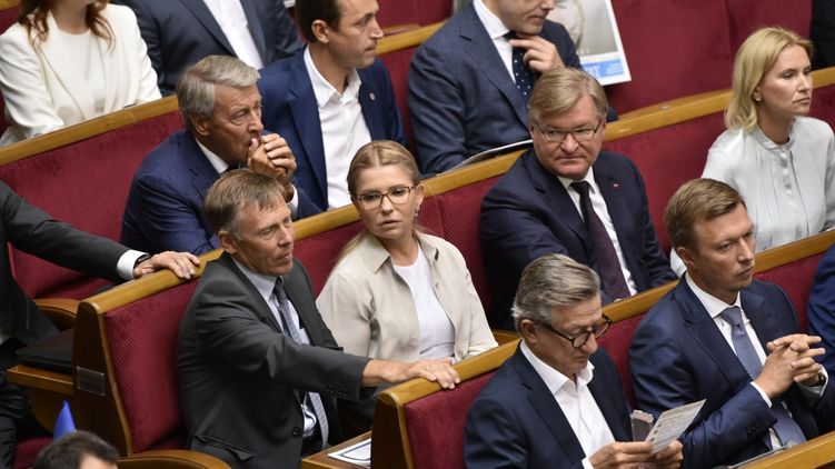 Юлия Тимошенко (в центре) со своей фракцией 