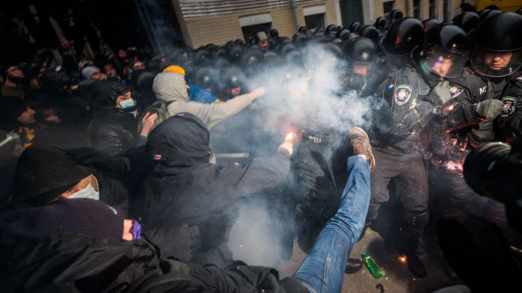 Радикалы атакуют милицию на Банковой 1 декабря 2013 года. Фото Илья Варламов, 