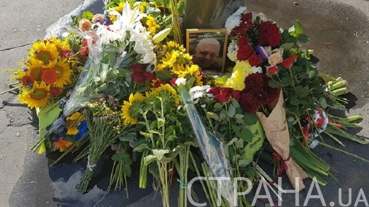 Киевляне несут цветы к месту гибели журналиста, фото: 