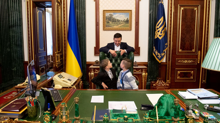 Президент Владимир Зеленский (в центре) по-разному видит свою роль, фото: president.gov.ua